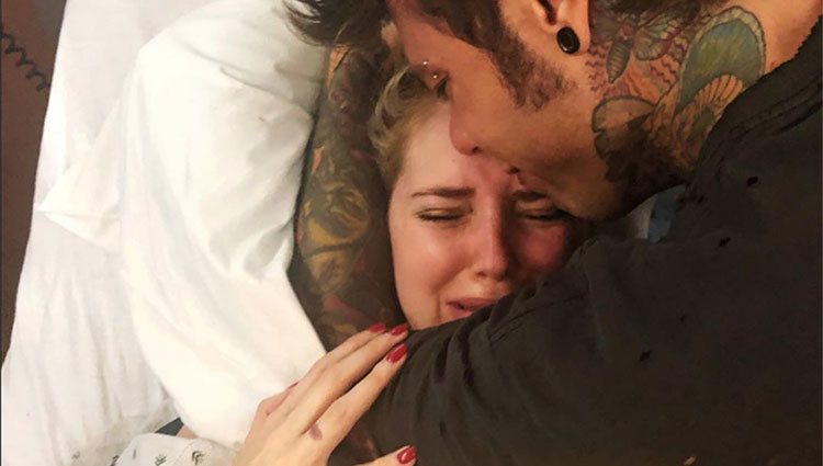 Chiara Ferragni durante el parto de su hijo siendo abrazada por su novio, Fedez