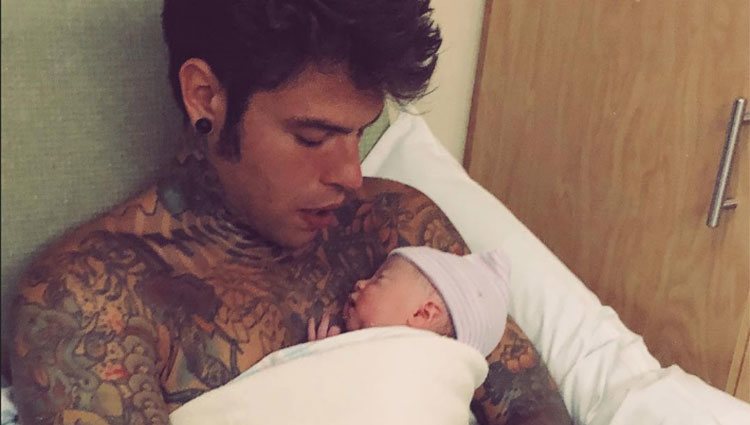 Fedez con Leone, su nuevo hijo, en brazos