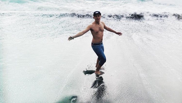 Alfred en la playa de las Azores / Instagram