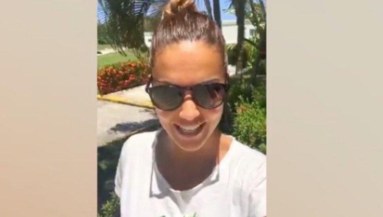 Lara Álvarez muestra el lugar donde se aloja el equipo de 'Supervivientes'/Foto: Telecinco