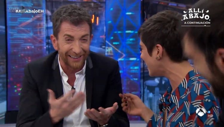 Pablo Motos con los actores de 'Allí abajo'/ Fuente: Antena3