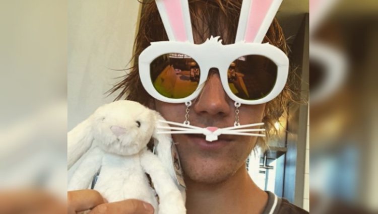 Justin Bieber con unas gafas con forma de conejo de Pascua | Foto: Instagram