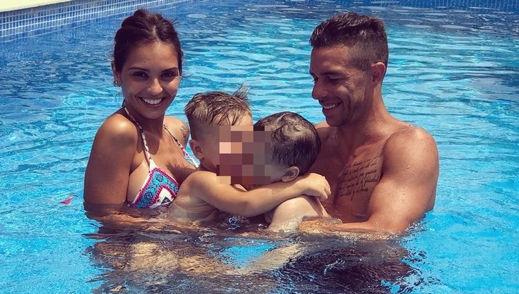 María Hernández y Rubén Castro con sus hijos / Instagram