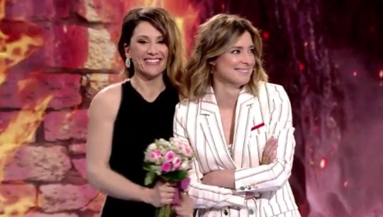 Nagore Robles corre junto a su novia tras coger el ramo de flores/Foto: Telecinco