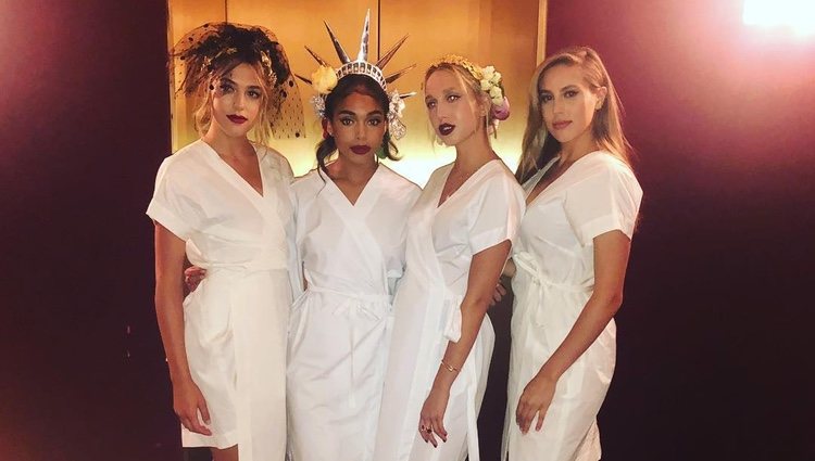 La Princesa Olympia de Grecia posando con otras modelos del desfile | Foto: Instagram