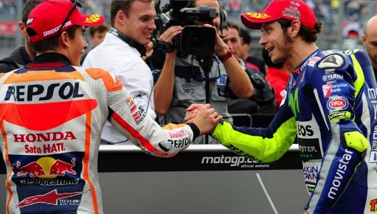 Marc Márquez y Valentino Rossi se saludan amistosamente