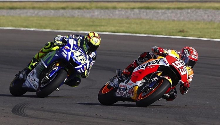 Valentino Rossi y Marc Márquez durante una carrera en 2015