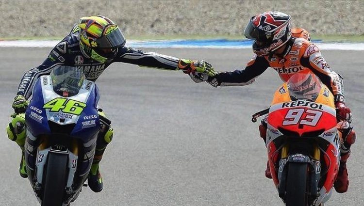 Valentino Rossi y Marc Márquez se dan la mano al finalizar una carrera