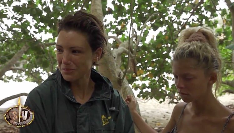 Romina Malaspina intentando consolar a María Jesús, que se encontraba superada por la situación | Foto: Telecinco