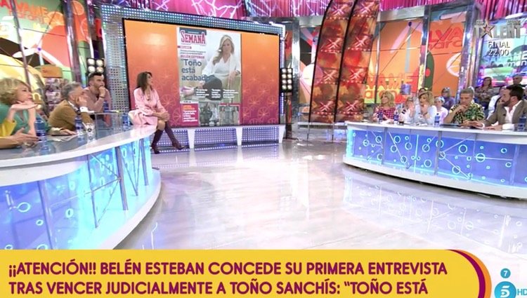 Terelu cuenta todos los detalles a sus compañeros/Foto: Telecinco