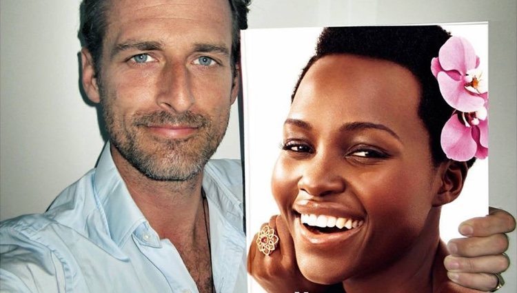 Lubomirski posa con su libro 'Diverse Beauty', del que es portada Lupita Nyong'o | Foto: Instagram