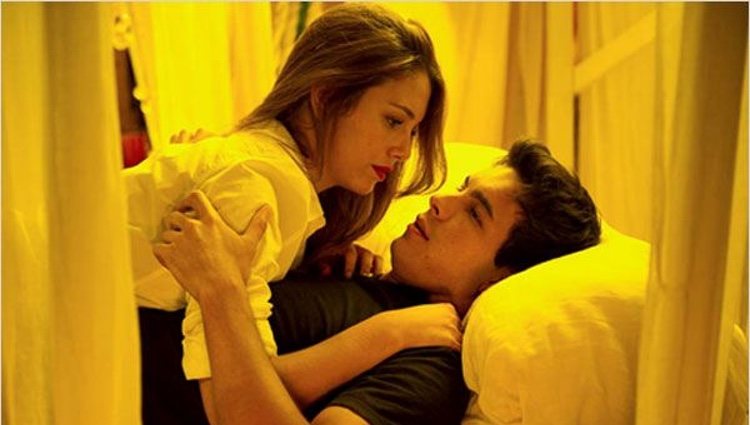 Mario Casas y Blanca Suárez en una escena de 'El Barco'