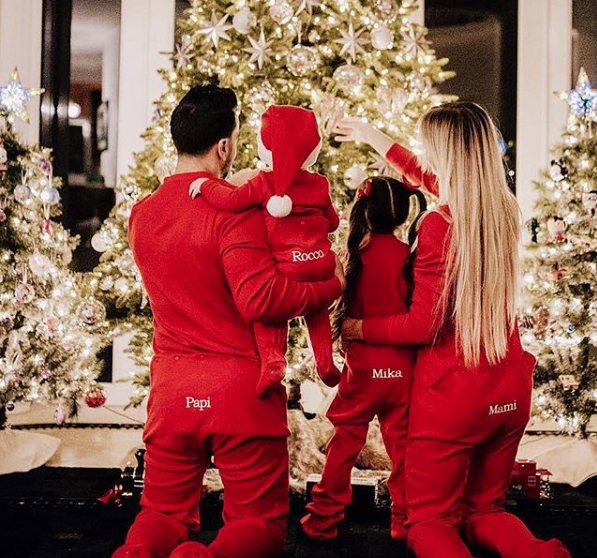 Luis Fonsi con su familia celebrando la Navidad | Instagram: Luis Fonsi