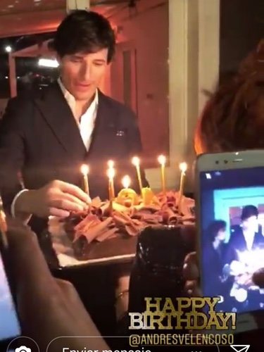 Andrés Velencoso soplando las velas por su 40 cumpleaños | Fuente: Instagram Beatriz Espejel