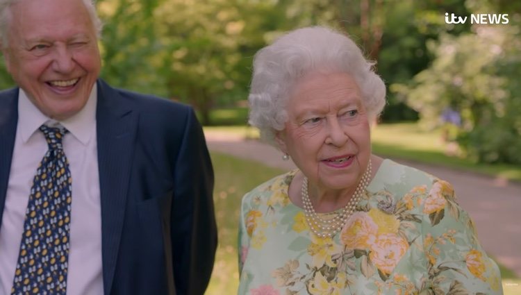 La Reina Isabel y David Attenborough paseando por los jardines | Foto: ITV