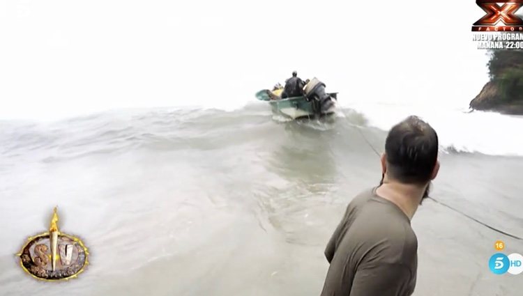 Los concursantes en la barca en lo alto de una ola / Foto: telecinco.es