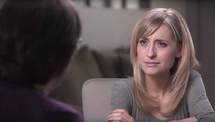 Allison Mack durante una entrevista / Youtube: Keith Raniere Conversations