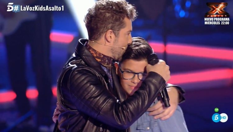 David Bisbal besando a Álvaro después de la actuación / Fuente: Telecinco.es