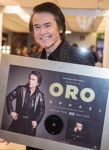 Raphael con su disco de oro/Foto: Instagram