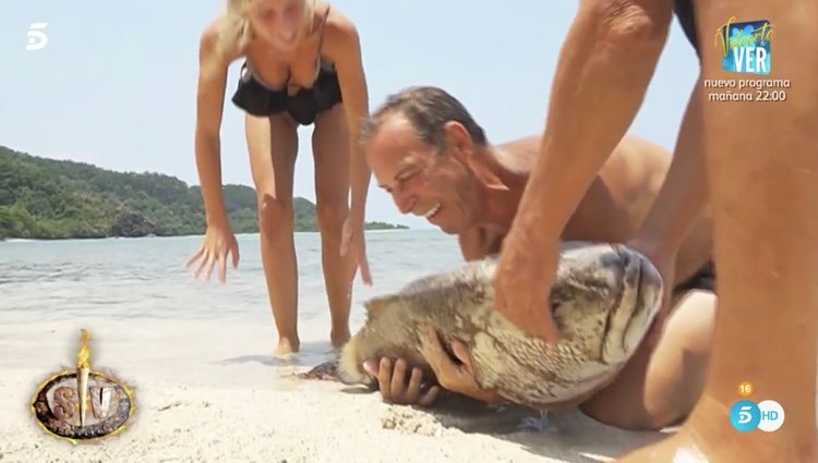 El Maestro Joao llegando a la orilla con el pez, ante la mirada de Romina y Francisco | Foto: Telecinco