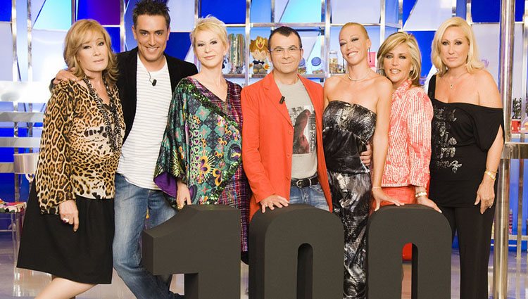 Jorge Javier Vázquez y los colaboradores de 'Sálvame' en su programa número 100. Foto: Telecinco