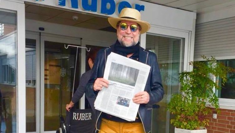 Joaquín Sabina, saliendo de la clínica esta mañana | Foto: Twitter