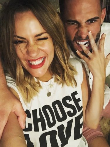 Caroline Flack presume de anillo de compromiso en Instagram