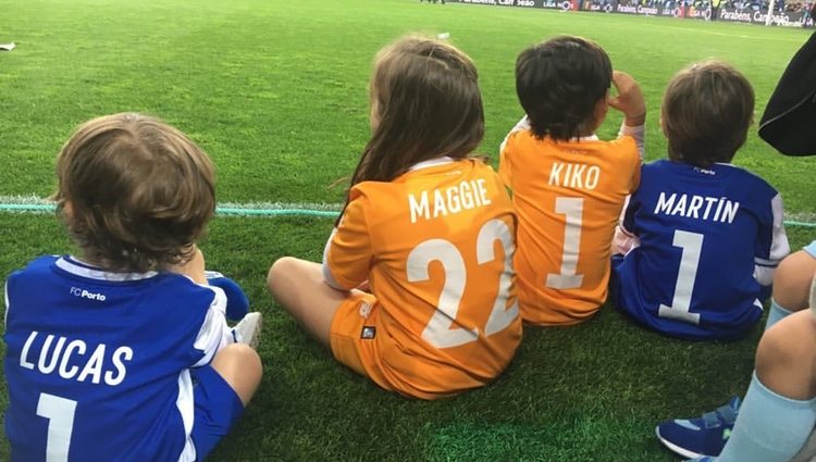 Lucas y Martín Casillas celebrando la victoria del Oporto con unos amiguitos/ Fuente: Instagram