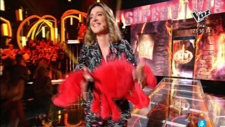 Sandra Barneda le regala un peluche de cangrejo a Laura Matamoros para su bebé | telecinco.es