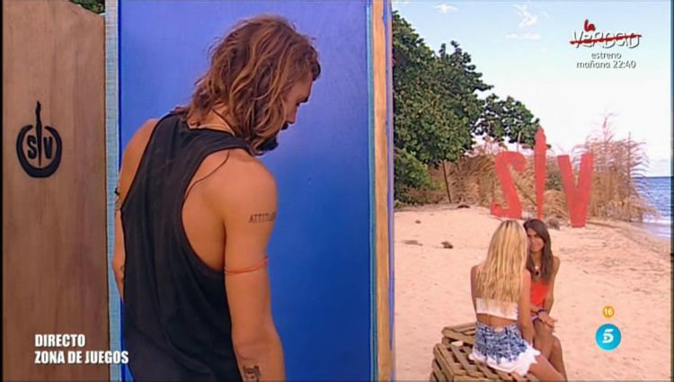 Logan escucha a sus compañeras tras una puerta en la playa | telecinco.es