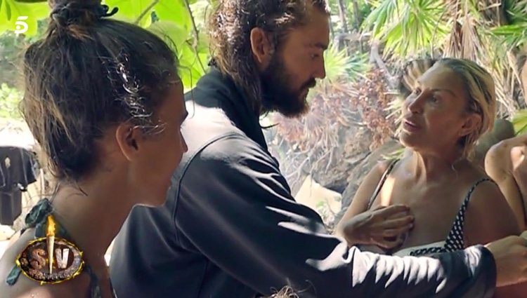 Logan dando sus peces a Raquel Mosquera | Foto: Telecinco.es