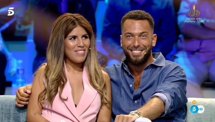 Chabelita </p><p>Pantoja y Alberto, Isla, felices en 'Tierra de nadie'/ Fuente: Telecinco.es