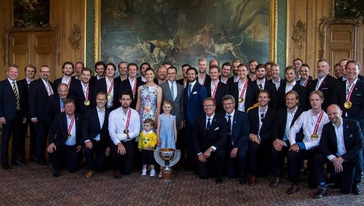 Victoria y Daniel de Suecia con sus hijos, Estela y Oscar, y el Duque de Värmland en la recepción al equipo sueco de hockey sobre hielo