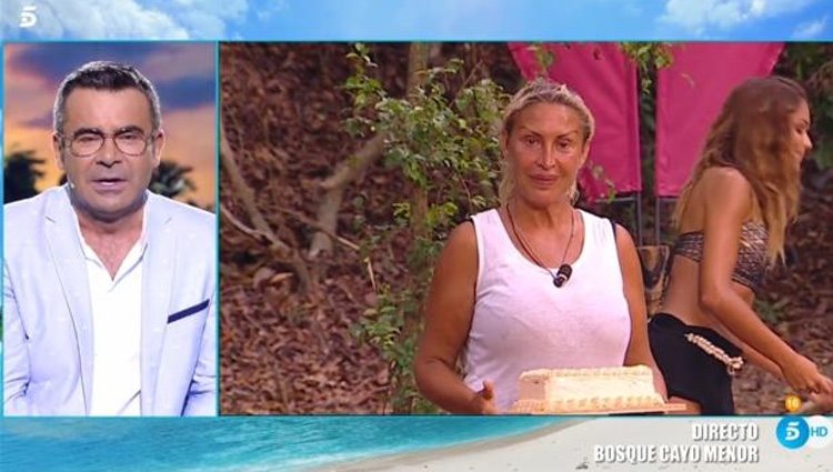 Raquel Mosquera con la tarta / Foto: telecinco.es