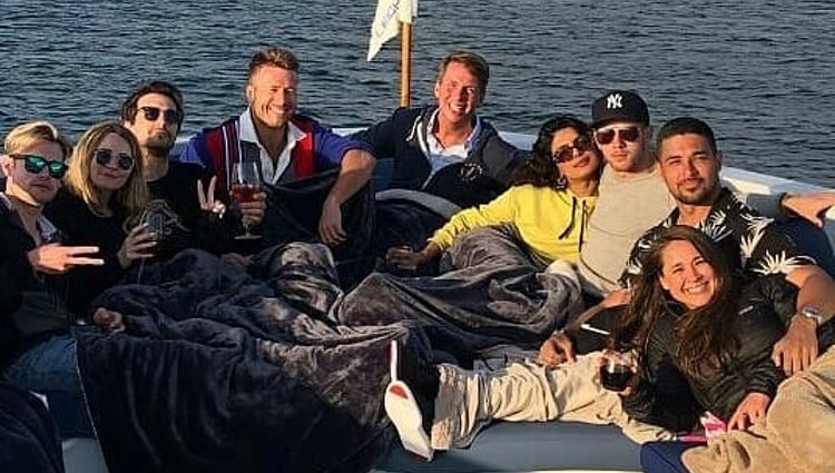 Nick Jonas y Priyanka Chopra con unos amigos en un barco / Instagram