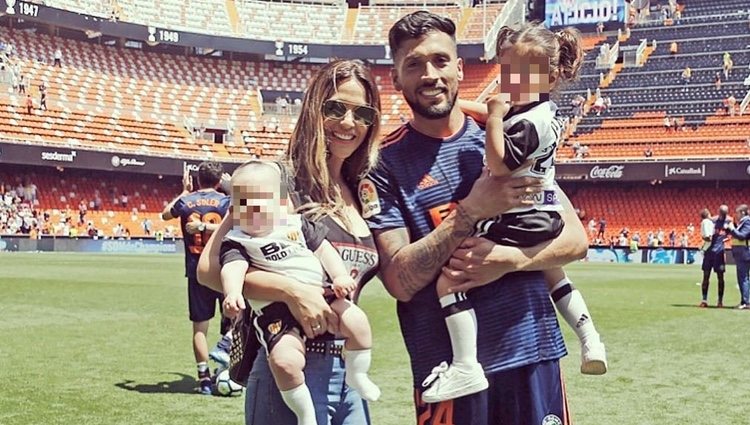 Tamara Gorro y Ezequiel Garay con sus hijos / Instagram