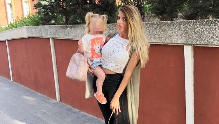 Andrea Ferrari con su pequeña / Instagram