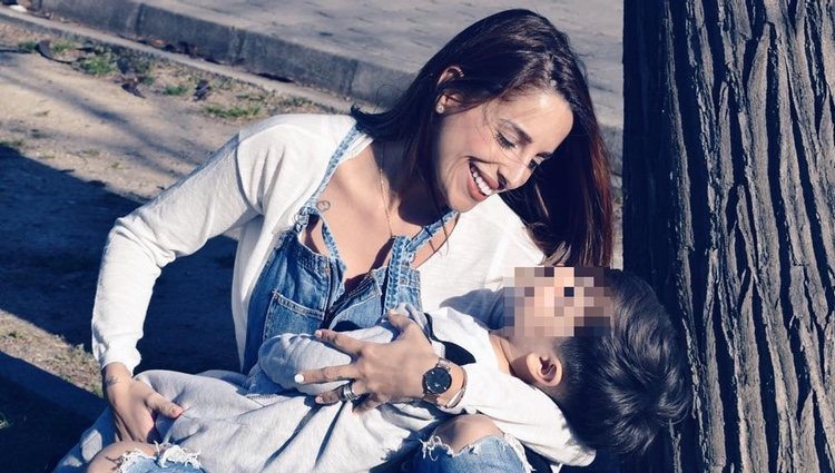 Jennifer Ortiz, divertida con su hijo / Instagram