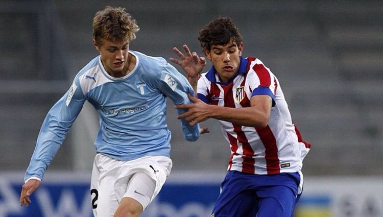 Theo Hernández durante un partido de las categorías inferiores del Atlético de Madrid