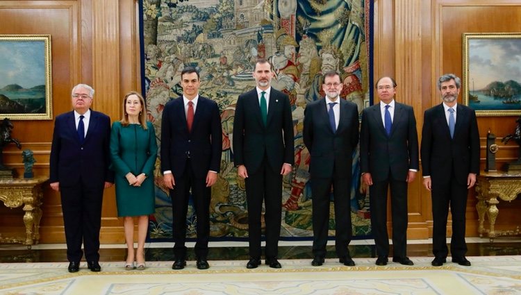 Pedro Sánchez posa con las autoridades presentes en su toma de posesión | Foto: Casa de SM el Rey