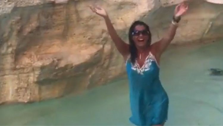 Aída Nizar bañándose en La Fontana di Trevi. Foto: Instagram