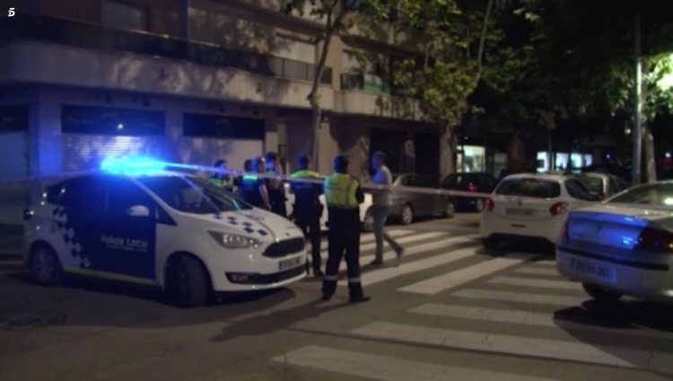 Coches de policía frente al domicilio del sospechoso / Telecinco.es