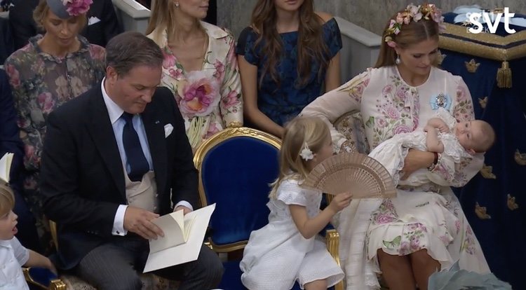 Leonor de Suecia con un abanico en el bautizo de Adrienne de Suecia