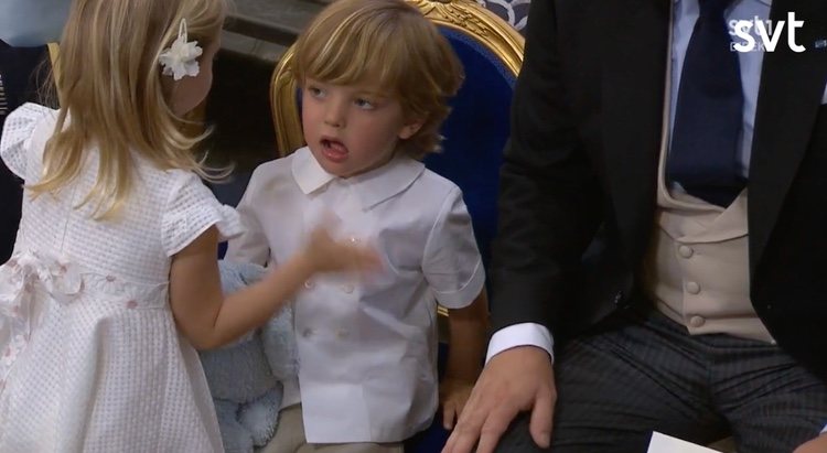 La Princesa Leonor se acerca a su hermano Nicolás en el bautizo de la Princesa Adrienne de Suecia