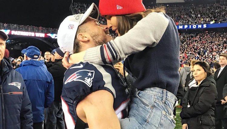 Danny Amendola y Olivia Culpo muy cariñosos en un partido / Fuente: Instagram