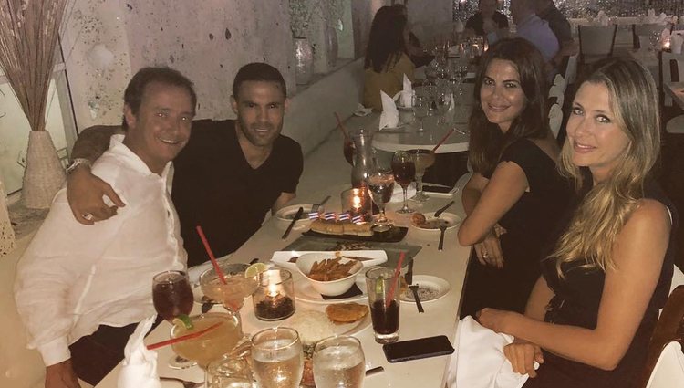 Las parejas de cena en un restaurante de Miami / Instagram