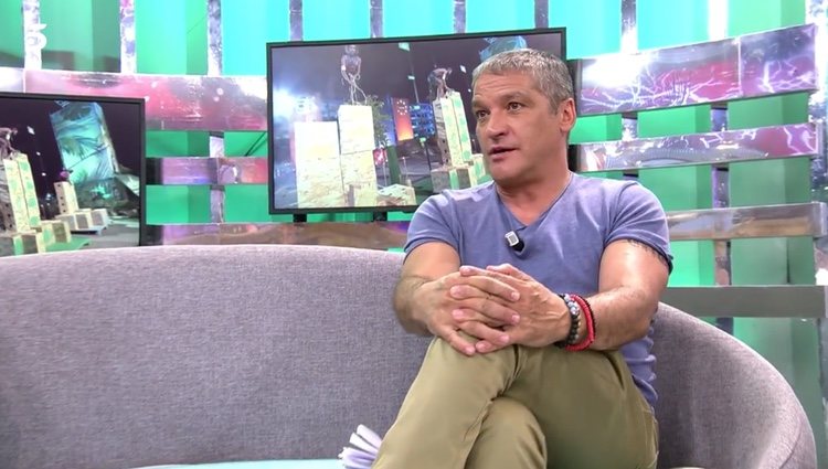 Gustavo González contando todo sobre los concursantes de 'Supervivientes 2018' / Foto: Telecinco.es