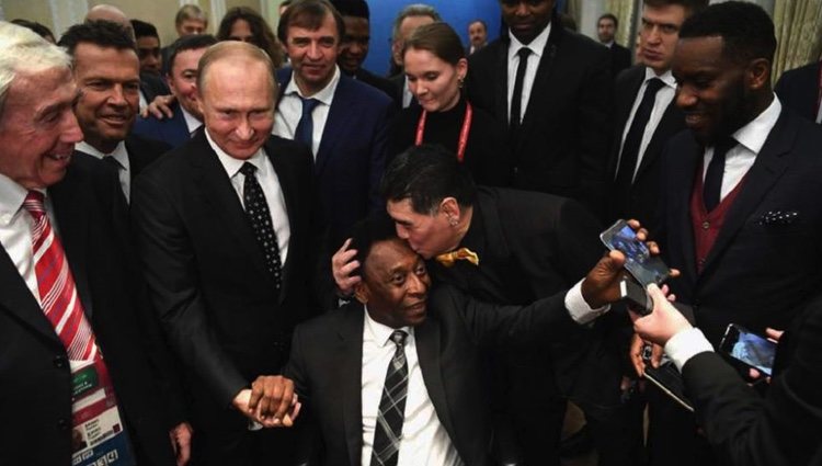 Maradona besa a Pelé junto a Putin en el sorte del Mundial de Rusia 2018