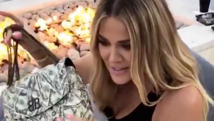 Khloe Kardashian abriendo sus regalos / Instagram Stories