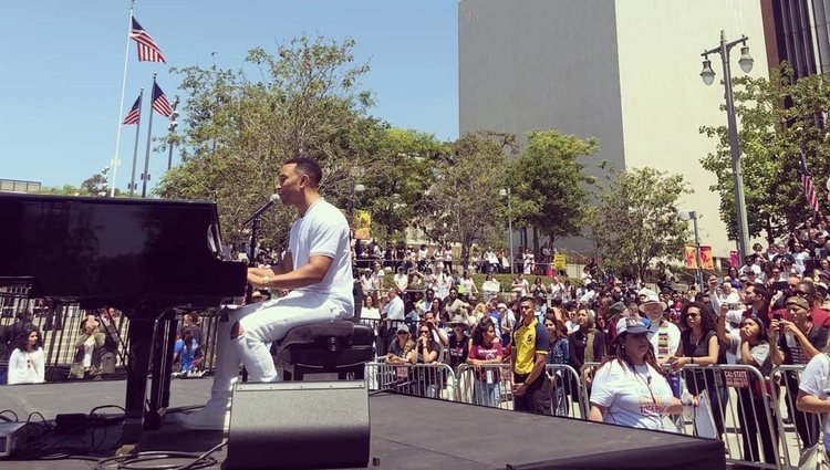 John Legend interpretando su nueva canción en la protesta / Fuente: Instagram